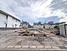 その他：周囲には戸建て住宅が立ち並び落ち着いた街並みが見えます。敷地は広く開放感があります。建築中の現場でこれからの変化が楽しめそうです。前面道路も整備されています。