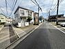 その他：建物の前には広い道路があり車の出入りもしやすい環境です。周辺には住宅が並び落ち着いた雰囲気が感じられます。歩道も設けられているため徒歩での移動も安心です。