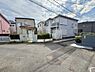 その他：前面道路が広く車の出入りがしやすい環境です。周囲は住宅が建ち並び落ち着いた雰囲気が感じられます。現地の様子がよく分かる写真で住まい選びの参考になります。道路の舗装状態も良好です。