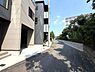 その他：物件の前面道路は幅がしっかりと確保されており車の出入りも安心です。道路沿いはきれいに整備されていて住宅周辺の雰囲気も整っています。角地に立地しているため開放感も感じられます。