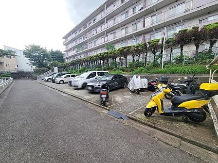 敷地内に車両やバイクが整然と駐車できるスペースがあります。アパートに近接しているので使い勝手も良好です。複数の車種に対応できる形状となっています。車やバイクの移動もスムーズに行える環境です。