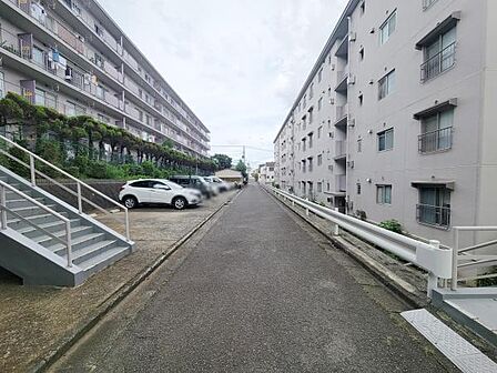敷地内に整備された駐車スペースがあり車の出し入れがしやすい環境です。建物周辺は広々とした通路が確保されておりゆったりとした空間が特徴です。周囲には高い建物が並び住居エリアとして便利な立地です。