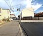 その他：前面道路はすっきりと整備されており広めの通行スペースが確保されています。周囲には落ち着いた住宅が立ち並び見通しの良い環境です。道路は緩やかな傾斜で歩道も歩きやすいです。