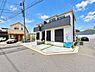 その他：現地写真は明るい雰囲気の住宅を捉えています。前面道路が広く車の出入りがしやすい環境です。周辺には自然も感じられすっきりとした街並みが広がっています。建物の外観も清潔感があります。