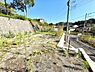 外観：開放感のある現地土地写真です。日当たりが良く道路にも面しておりアクセスもしやすい環境です。周囲に建物が少なく見晴らしも確保されています。住宅街の一角で静かな雰囲気が感じられます。