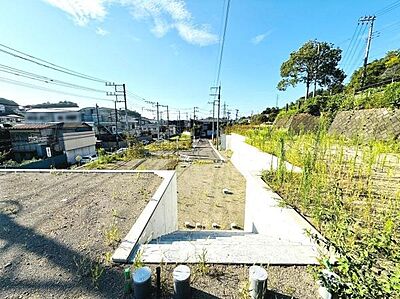 外観：開放感あふれる外観が魅力的です。周囲に広がる景色が楽しめる立地となっております。しっかりとした造りが印象的です。陽当たりも申し分ありません。外観から感じる開放的な雰囲気がポイントです。