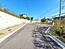 その他：前面道路が広々としており車の出し入れがスムーズに行えます。周囲の住宅や植栽も整備されており明るい印象の現地写真です。舗装状態も良く安心してご利用いただけます。
