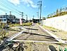 その他：前面道路が広々としており開放感のある現地写真です。電柱や配管も整備されていて周囲の景観がすっきりしています。道路面が舗装されているため快適に利用いただけます。晴れの日の写真で明るい印象です。