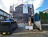 その他：1号棟：足場がしっかりと組まれた建築中の建物です。敷地内にゆとりがあり駐車スペースも確保されています。周辺には閑静な住宅が立ち並んでいます。前面道路が広くアクセスしやすい点も特徴です。