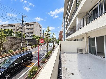 開放感のある眺望が魅力です。前面道路が広く爽やかな印象を与えます。バルコニーからの見晴らしも良好です。近隣の建物との距離感があり視界が確保されています。