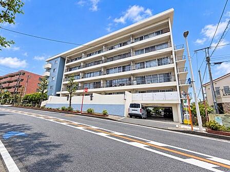 すっきりとしたデザインの外観が特徴の建物です。清潔感のある共用部分が印象的です。周囲には緑も見られ落ち着いた雰囲気です。駐車スペースも設けられており利便性にも配慮されています。