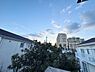 その他：現地からの眺望が爽やかで広がる青空と緑の木々が魅力的です。周囲の建物も整然としており視界が抜けた印象を与えます。遠くまで見渡せる環境が開放感をもたらします。ゆったりとした雰囲気の街並みが印象的です。