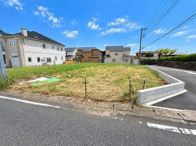 外観:開放感のある角地で車の出入りもしやすい区画です。周囲には閑静な住宅が立ち並び見通しの良さが特徴です。道路幅も広く接道状況も良好です。陽当たりも期待できる外観となっています。 外観:開放感のある角地で車の出入りもしやすい区画です。周囲には閑静な住宅が立ち並び見通しの良さが特徴です。道路幅も広く接道状況も良好です。陽当たりも期待できる外観となっています。