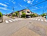 その他：前面道路が広く車の出入りがしやすい印象です。交差点近くで見通しが良く開放感が感じられる現地写真です。