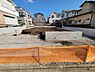 その他：住宅街の一角にある整備された土地です。周囲は落ち着いた雰囲気の住宅が並んでいます。角地で視界も広がりやすいです。現状で整地が進んでおりすぐに建築が始められます。
