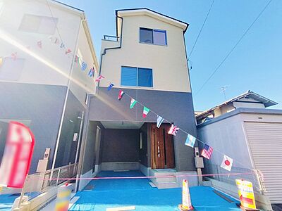 外観：浦和駅徒歩23分の立地。エコキュート、IHキッチン、床暖房付きのオール電化住宅。