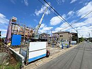 リビングと続き間の洋風和室は多用途にお使いいただけます。(令和8年4月 撮影)