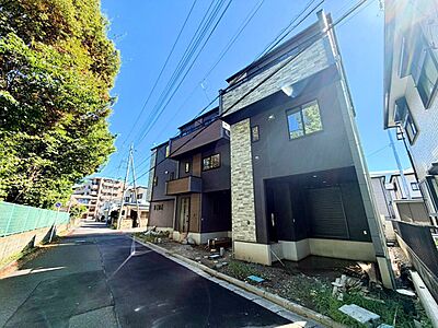 外観：【1号棟】2駅3路線利用可で多方面へのアクセス良好です。(令和8年10月撮影)