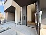玄関：明るさと清潔感を兼ね備えた玄関が建物内へと導きます。