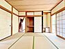 和室：8帖の和室は日常の喧騒を忘れさせる癒しの場となるでしょう。