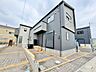 駐車場：設計者の拘りが伝わってくる素敵な建物です。(令和8年7月撮影)