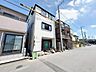外観：全居室二面採光により、採光や通風を考えて設計されています。(令和8年8月撮影)