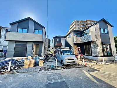 外観：左奥が当物件。鉄道博物館駅徒歩11分、大宮駅徒歩20分の立地。(令和8年10月撮影)