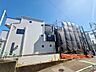 外観：右が当物件。自然と家族のコミュニケーションが生まれるリビングイン階段を採用。(令和8年10月撮影)