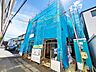 外観：自然と家族のコミュニケーションが生まれるリビングイン階段を採用。(令和8年8月撮影)