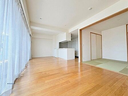 くつろぎの時間をさらに開放的にするLDK+続き間居室付き。※現況の物件写真に、CGによる画像処理(家具消し)がされています