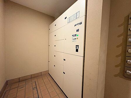 宅配ボックスを設置しておりますので、留守の時のお荷物受け取りにも困りません。