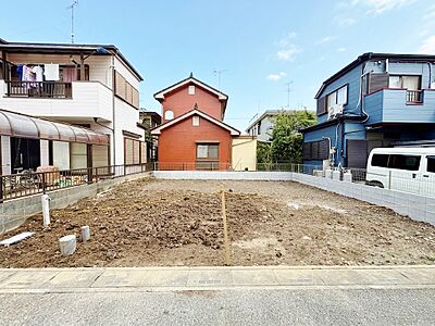 外観:南西道路に面しており、日当たり良好な4LDKのお住まいです。(令和8年9月撮影) 外観:南西道路に面しており、日当たり良好な4LDKのお住まいです。(令和8年9月撮影)