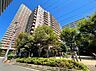 外観：優雅な佇まいの邸宅。重厚感ある意匠に心魅せられます。