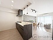 対面キッチンでご家族との会話も弾みます。