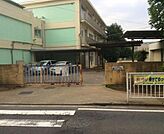 鶴ケ岡小学校まで1053m