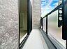 バルコニー：【Balcony】  青い空をつかめそうなほど、雄大な景色が広がるバルコニー。太陽の恵みを一気に受けた明るくあたたかいお住まい。