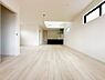 リビング/ダイニング：優しい色合いのフローリングと建具。やわらかな日差しがくつろぎの空間を演出します。