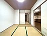 和室：約6帖の和室を別角度から撮影。LDKと隣接しており、扉を開けて一体的にも使えます。