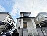 その他：シンプルな外観が特徴の戸建住宅です。駐車スペースが確保されており車の出し入れも便利です。門扉とフェンスでプライバシーにも配慮されています。隣家との距離が確保された造りです。