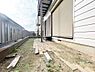 その他：建物の側面に沿った庭スペースが広がり日当たりの良い設計です。敷地内にはブロック塀とフェンスが設置されておりプライバシーにも配慮されています。