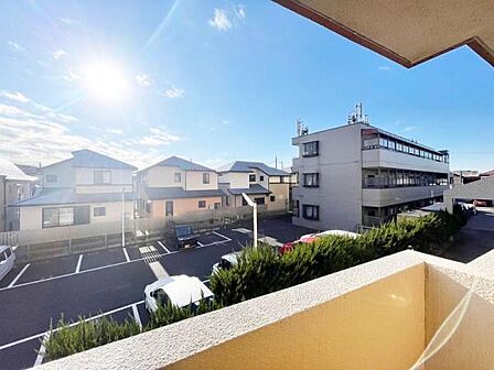 バルコニーから広がる開放感のある眺望が魅力です。周囲には低層の住宅が多く視界を遮るものが少ないため空の広さを感じられます。朝日が差し込む明るい景色が楽しめます。