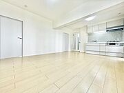 明るいフローリングと白を基調とした内装が空間全体を広々と感じさせます。キッチンとリビングが一体化し使い勝手の良さを実感できます。ドアや建具もシンプルなデザインで統一されています。