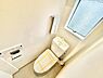 トイレ：窓があり明るく清潔感のあるトイレです。手洗いスペース付きのタンクで使い勝手も良好です。壁面にはタオル掛けやペーパーホルダーが設置されています。操作パネルは使いやすい位置です。
