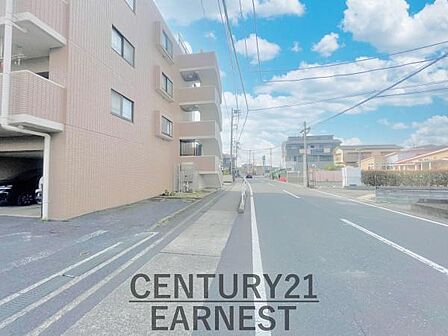 明るい外観が印象的な建物です。道路に面した位置にあり周囲は開放感があります。周辺の環境も整っています。全体的に清潔感のある雰囲気です。駐車スペースも確認できます。