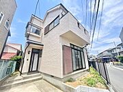 白を基調とした外観が爽やかな印象を与えます。大きな窓が多く開放感を演出しています。角地に立地しており道路からのアクセスも良好です。バルコニーも設けられており利便性を感じられます。