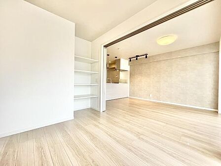 明るい洋室はナチュラルなフローリングが特徴です。開放感のある間取りで隣接するスペースと自由に使い分けできます。収納棚も備え付けられておりすっきりとした空間を保てます。