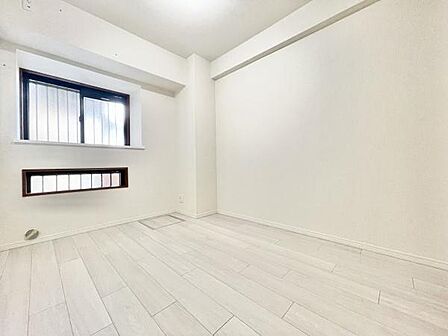 明るい色合いのフローリングが印象的な洋室です。すっきりとした室内は家具のレイアウトがしやすい造りとなっています。窓から差し込む自然光が空間全体をより開放的に感じさせます。