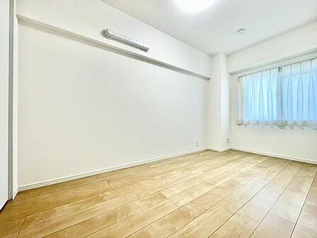 明るい日差しが差し込む子供部屋です。シンプルな内装で様々なインテリアが合わせやすい空間となっています。ナチュラルなフローリングが室内に温かみをプラスしています。大きめの窓が開放感を演出します。