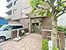 エントランス：明るく広々としたエントランスが迎えてくれます。植裁や樹木がアクセントとなり自然を感じることができる空間です。エントランスから建物内への動線がゆったりとしており日々の出入りが快適に行えます。