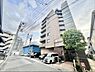 その他：外観がすっきりとしたマンションで周囲も整備された印象です。エントランスには植栽があり落ち着いた雰囲気が感じられます。駐車スペースもしっかり確保されています。幅広い年代の方におすすめできる外観です。
